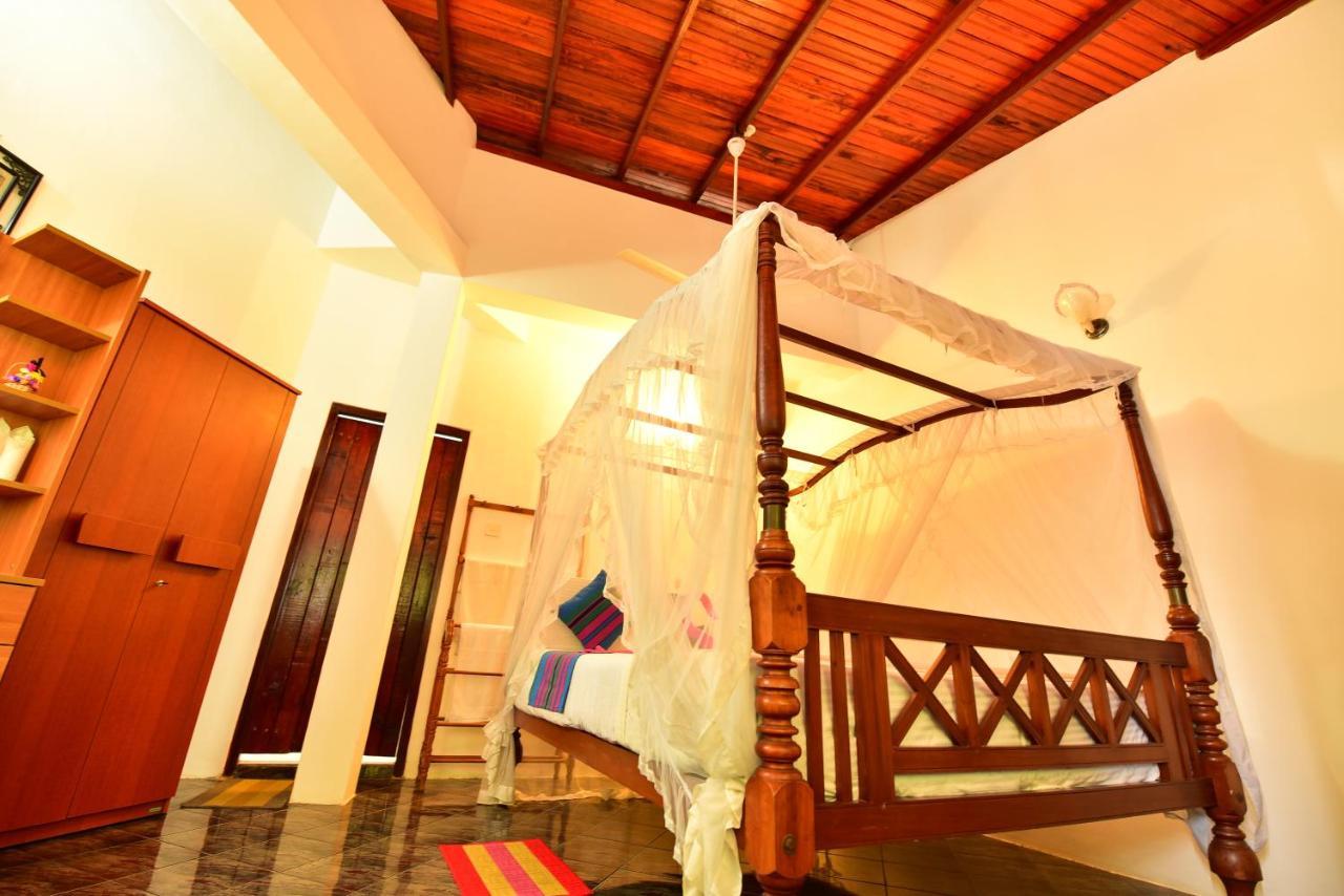 Peacock Beach Hotel Unawatuna Exterior foto