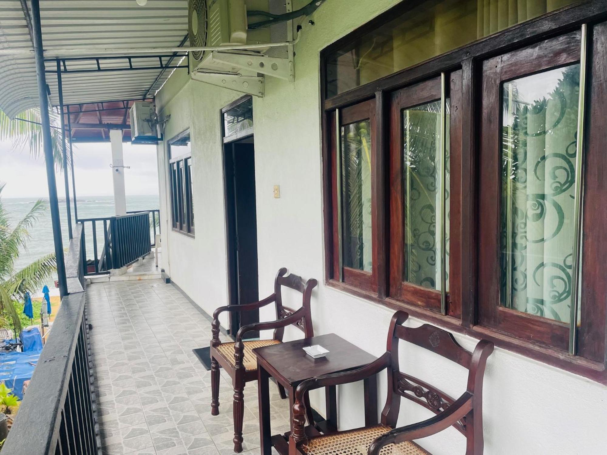 Peacock Beach Hotel Unawatuna Exterior foto