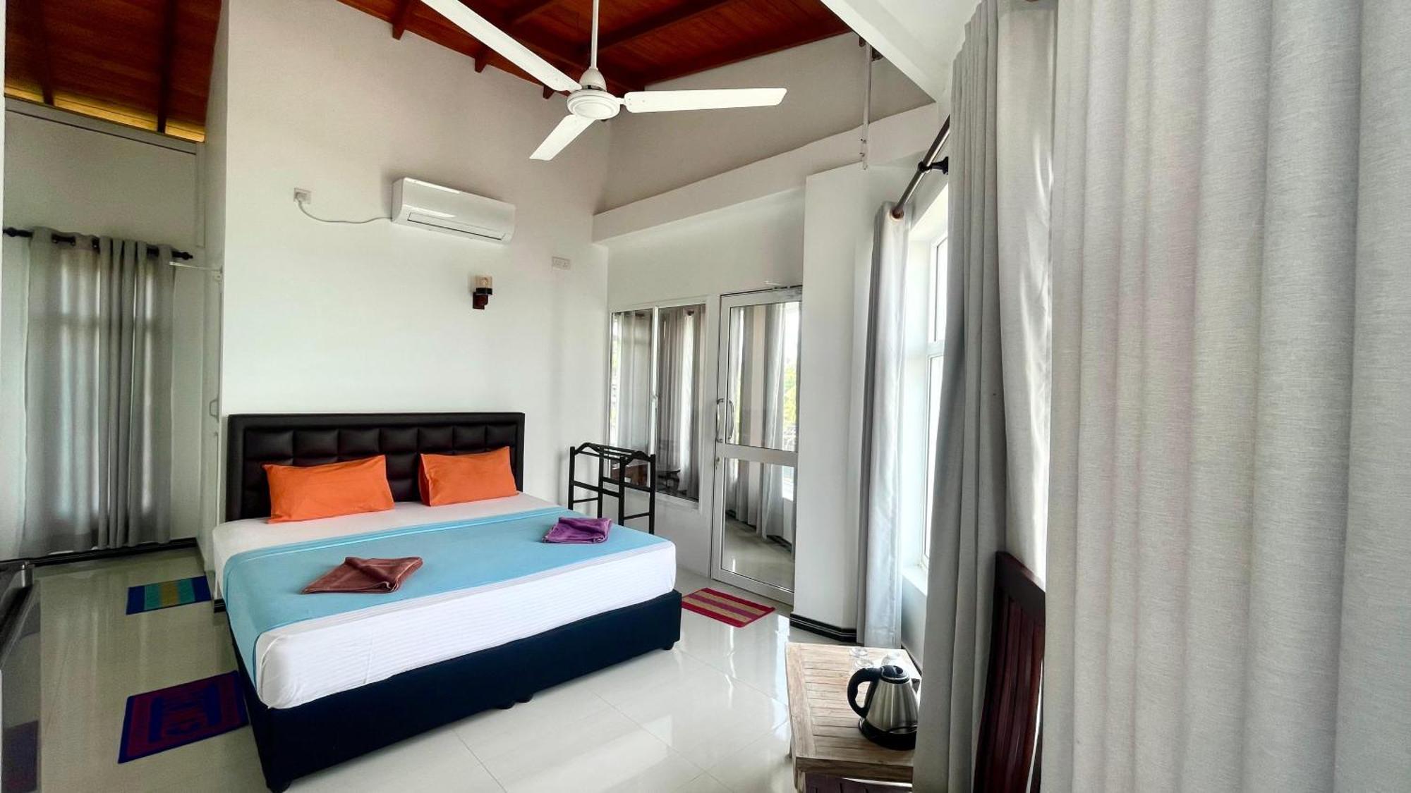 Peacock Beach Hotel Unawatuna Exterior foto